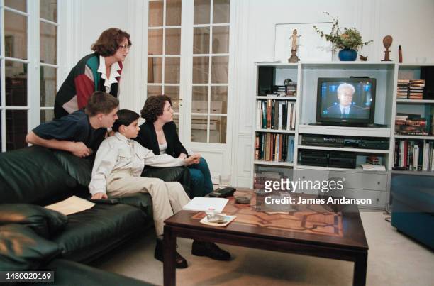 Sylviane Jospin avec ses enfants Daniel Agacinski, Hugo et Eva Jospin regardent le candidat lors d’une prestation télévisée.