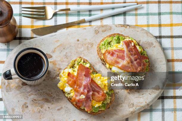 avocado eggs and bacon toasted bread - roerei stockfoto's en -beelden