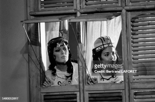 Olga Georges-Picot et Nadia Samir sur le tournage du film 'Sultan à vendre', le 22 septembre 1970.