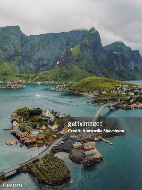 vue aérienne du paysage estival pittoresque des îles lofoten, norvège - nordland county photos et images de collection