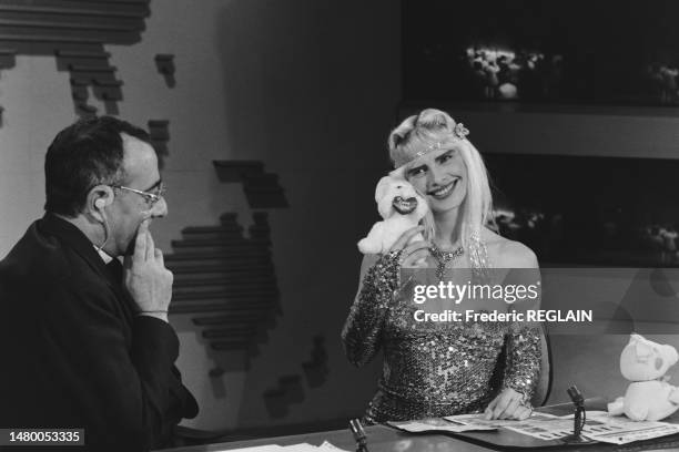 La Cicciolina interviewée par Yves Mourousi sur le plateau du journale de 13 heures de 'TF1', le 27 juillet 1987, à Paris.