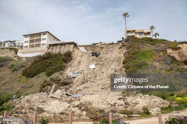 Landslide of cliff after major storm in residential area of San Clemente. Homes and swimming pools balance precariously at edge of cliff overlooking...