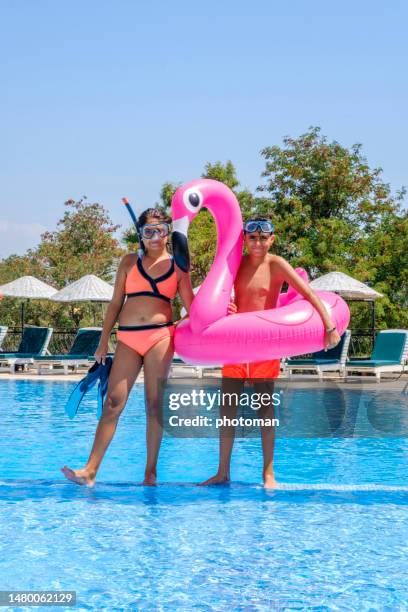 ragazzo e ragazza che posano a bordo piscina - caucasian 11 12 girl portrait vertical beautiful foto e immagini stock