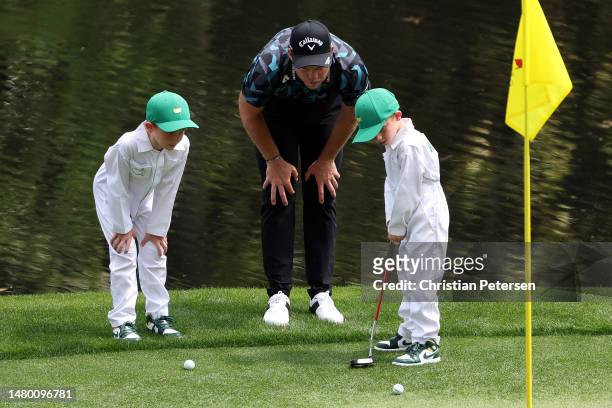 Danny Willett of England looks on with his sons Zachariah and Noah during the Par 3 contest prior to the 2023 Masters Tournament at Augusta National...