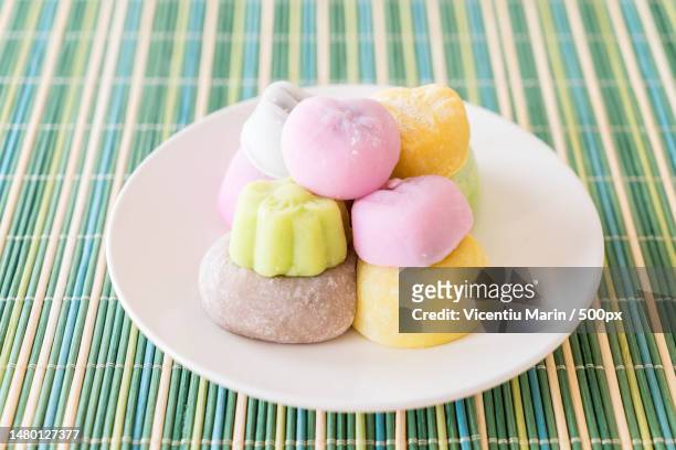close-up of colorful macaroons in plate on table,romania - daifuku mochi stockfoto's en -beelden