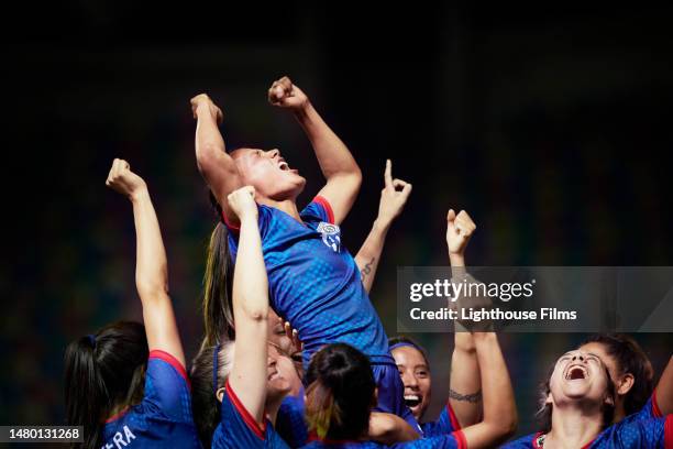 overjoyed team of women football players rejoice after winning a compeition - womens soccer stockfoto's en -beelden