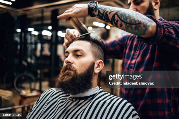 man at hair salon - barbier stockfoto's en -beelden