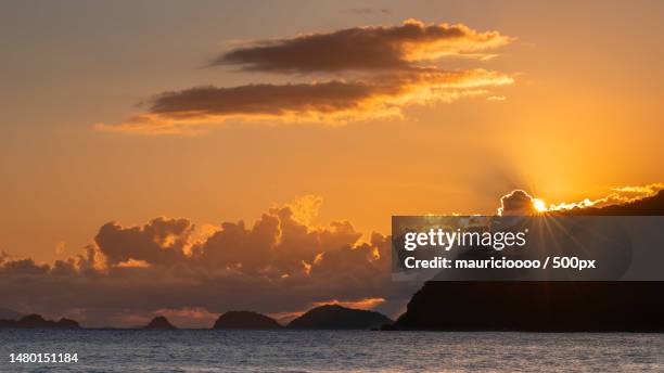 scenic view of sea against sky during sunset,camburi,so paulo,brazil - montanha stockfoto's en -beelden