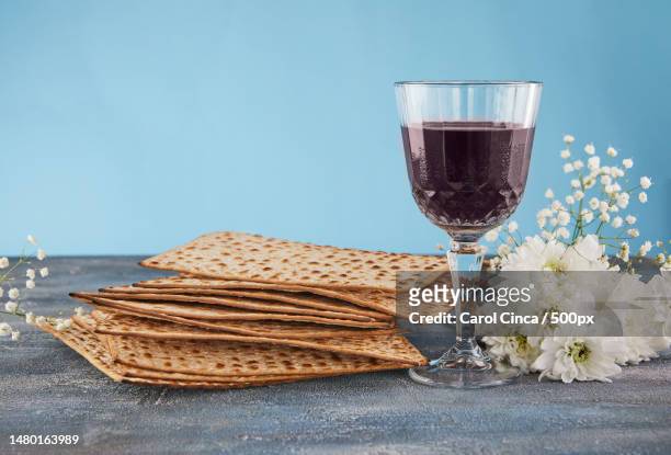 close-up of wineglass and wine on table against white background,romania - passover seder stock-fotos und bilder