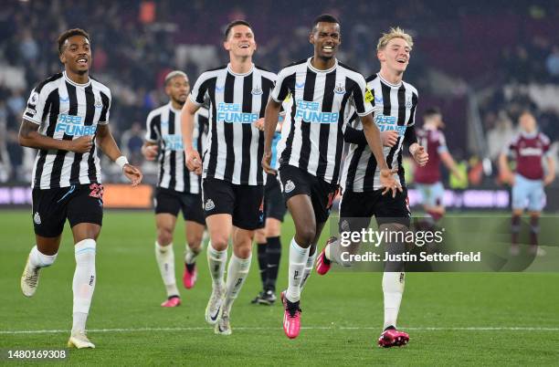 Alexander Isak of Newcastle United celebrates after scoring the team's fourth goal with Anthony Gordon, Sven Botman and Joe Willock of Newcastle...