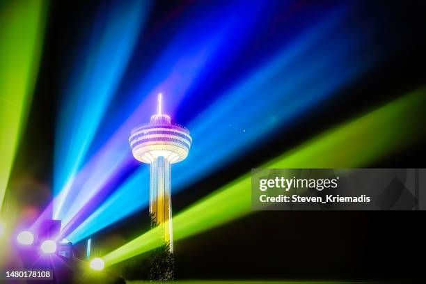 drehrestaurant und aussichtsturm in den niagarafällen - skylon tower - lasershow stock-fotos und bilder
