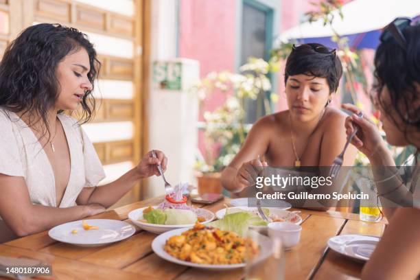 friends eating in the terrace of a restaurant - cultura peruana - fotografias e filmes do acervo