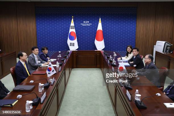 South Korea's Special Representative for Korean Peninsula Peace and Security Affairs, Kim Gunn , talks with Director-General, Asian and Oceanian...