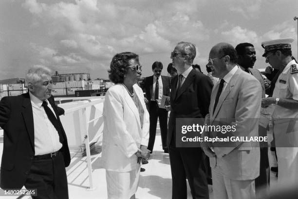 Bernard Pons, Lucette Michaux-Chevry et Edouard Balladur sur un bateau lors de leur visite à Pointe-à-Pitre, en juillet 1987.