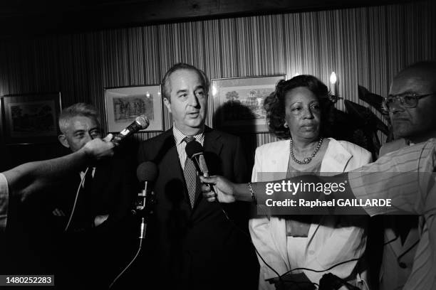 Bernard Pons, Edouard Balladur et Lucette Michaux-Chevry interrogés par des journalistes lors de leur visite à Pointe-à-Pitre, en juillet 1987.