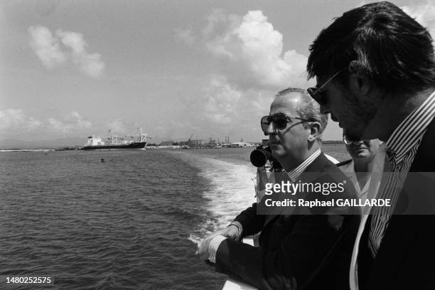 Edouard Balladur sur un bateau lors de sa visite à Pointe-à-Pitre, en juillet 1987.