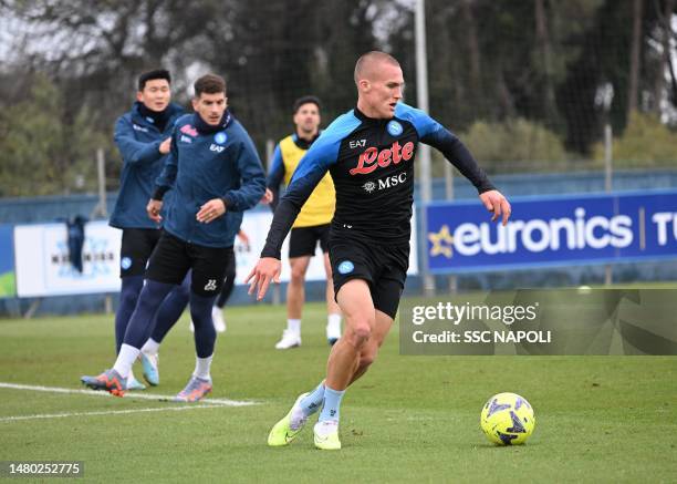 Leo Ostigard of Napoli during a training session on April 06, 2023 in Naples, Italy.