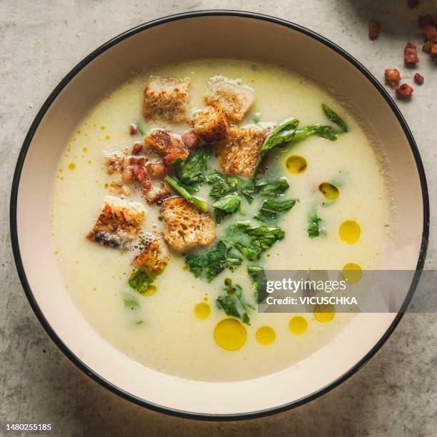 bowl with cauliflowers creamy  soup with croutons, herbs and oil drops, top view. - krutong bildbanksfoton och bilder