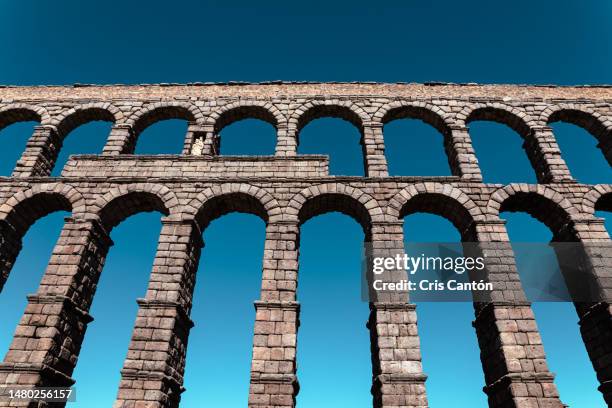 roman aqueduct in segovia - aqueduct stockfoto's en -beelden