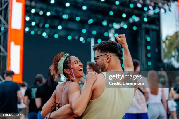 content couple enjoying concert - concert stockfoto's en -beelden