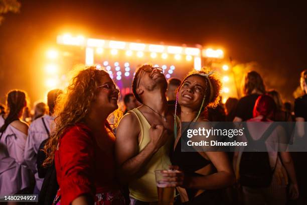 amici che bevono birra e si divertono al festival musicale. - festival musica foto e immagini stock