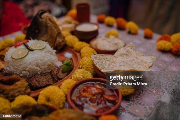 aiburo bhat ritual essen arrangement bengalisch hochzeitsritual - west bengal stock-fotos und bilder