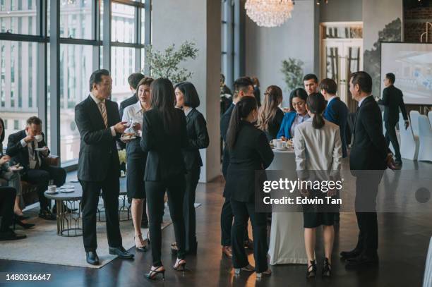 empresarios multiétnicos asiáticos hablan durante una pausa para el café en la conferencia de negocios del seminario - reunión evento social fotografías e imágenes de stock