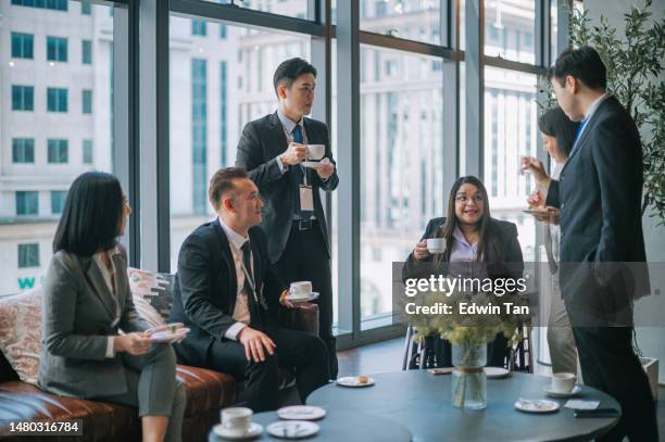 アジアの多民族ビジネスマンがセミナービジネス会議のコーヒーブレイクで語る - conference hotel ストックフォトと画像