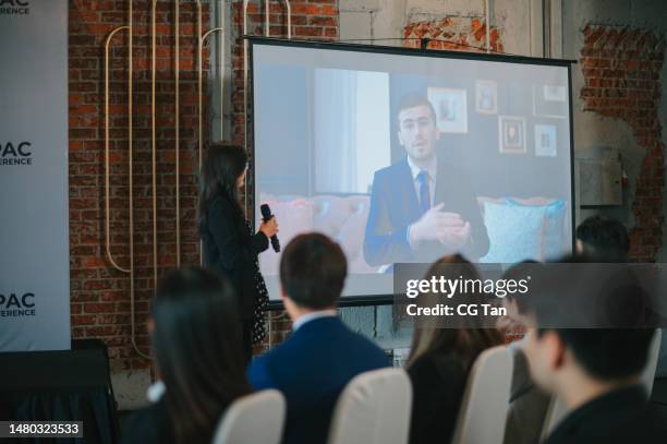 uomini d'affari asiatici schermo del proiettore di videoconferenza nella sala riunioni. team eterogeneo di imprenditori creativi alla discussione del seminario. gli specialisti lavorano in digital e-commerce startup - discorso programmatico foto e immagini stock