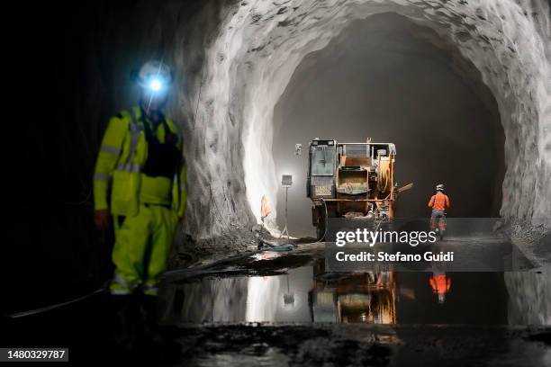Canada Construction Worker Photos and Premium High Res Pictures - Getty ...