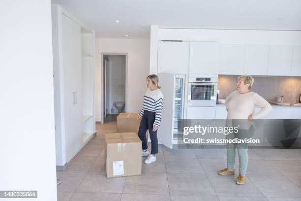 Parents Help Move Out 503 Parents Students Moving Out Stock Photos, High-Res Pictures, and ...