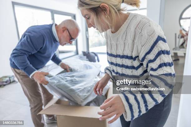 vater hilft tochter beim einzug in ein neues zuhause, möbel zusammenbauen - new dad stock-fotos und bilder