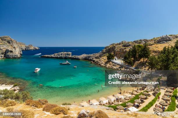 schöner strand in griechenland - insel rhodos inselgruppe dodekanes stock-fotos und bilder