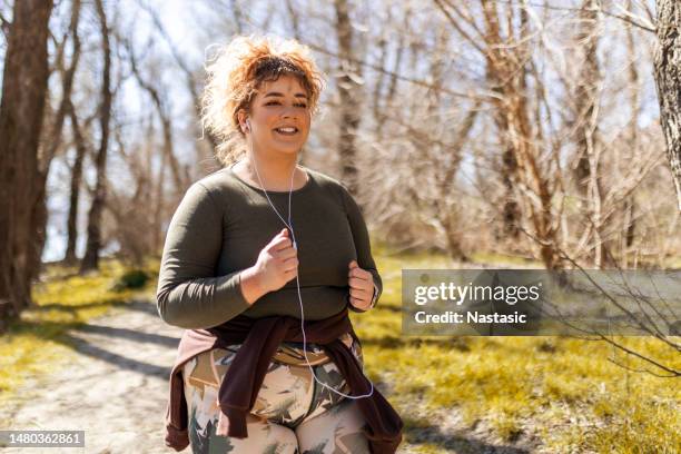 woman with curly hair running - overgewicht stockfoto's en -beelden