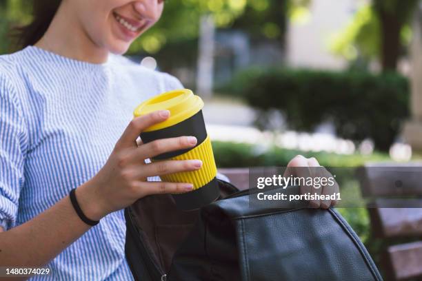 adolescente feliz usando caneca de café reutilizável - reutilizável - fotografias e filmes do acervo