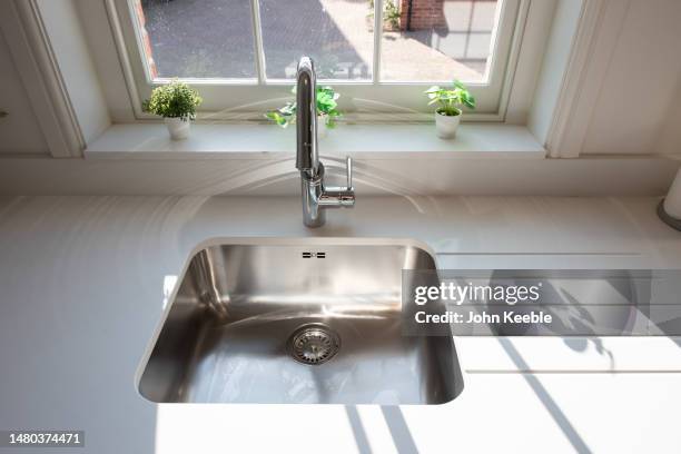 property kitchen interiors - keukengootsteen stockfoto's en -beelden