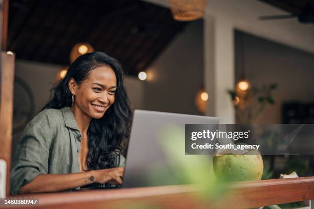 modern woman using laptop - usar portátil imagens e fotografias de stock