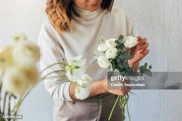 femme travaillant dans un magasin de fleurs - bouquet de fleurs photos et images de collection
