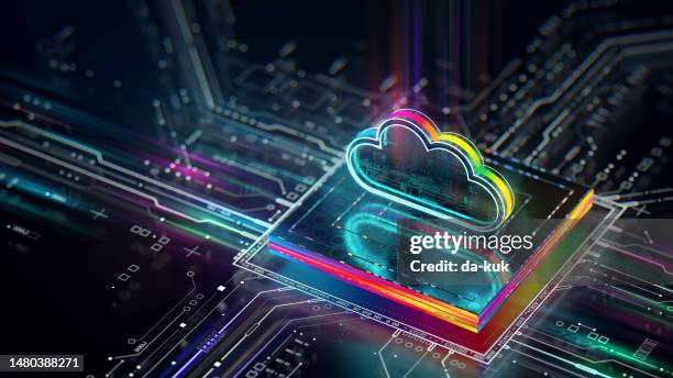 soluciones de nube de datos y computación en la nube integradas en el hardware de la cpu y la placa de circuito. transferencias de datos que salen del procesador. - computación sin servidor fotografías e imágenes de stock