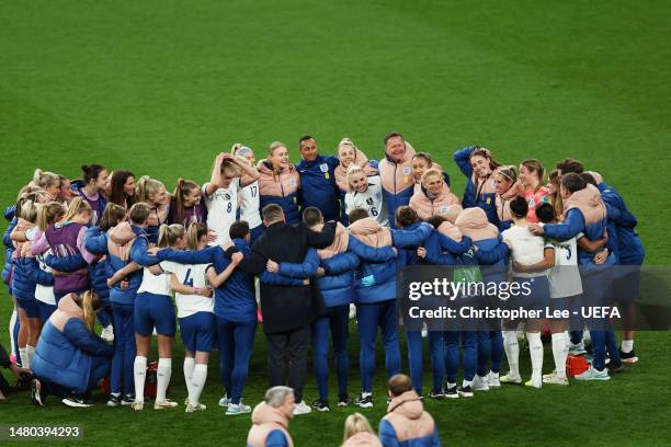 Sarina Wiegman, Manager of England, speaks to their team in a huddle after the team's victory in the penalty shoot out during the Women´s Finalissima...