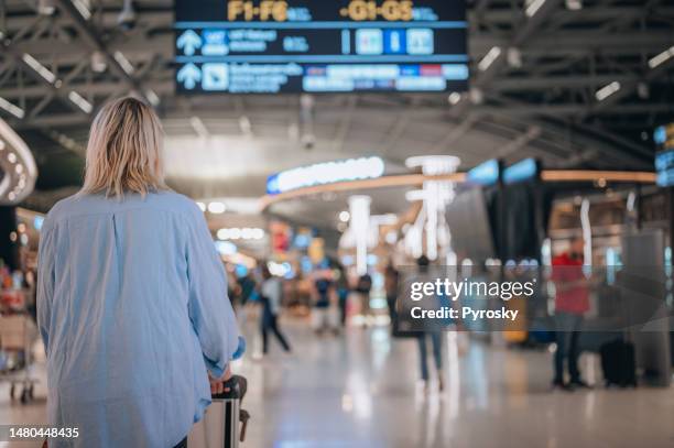 viajero solitario rumbo a la puerta de un vuelo - travel insurance fotografías e imágenes de stock