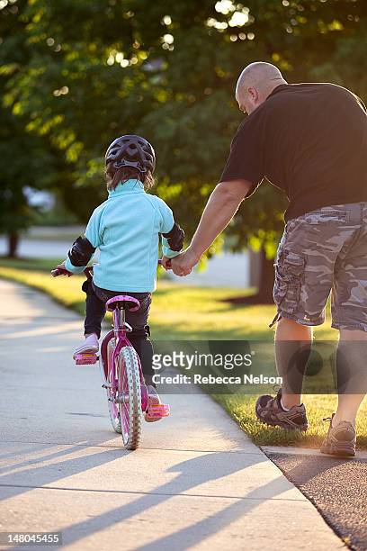 bicycle ride - familie fietsen close up stockfoto's en -beelden