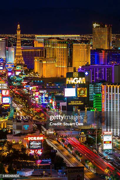 las vegas skyline and the strip at night - las vegas skyline night stock pictures, royalty-free photos & images