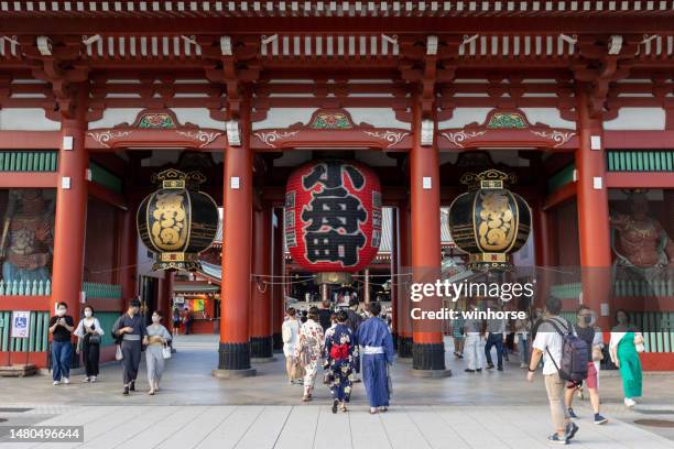 templo budista de senso-ji en asakusa, tokio, japón - shrine fotografías e imágenes de stock