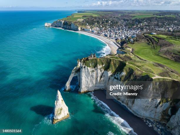 rock needle l'aiguille and natural arch falaise d'aval étretat town france normandy - normandy stock pictures, royalty-free photos & images