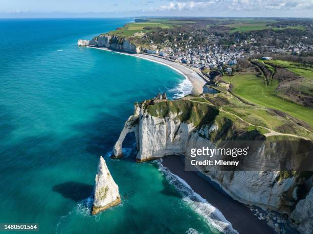 rock needle l'aiguille and natural arch falaise d'aval étretat town france normandy - 諾曼第 個照片及圖片檔