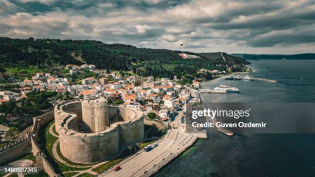 ciudad con un antiguo castillo a orillas de los dardanelos, kilitbahir vista aérea desde los dardanelos, ciudad canakkale - estrecho descripción física fotografías e imágenes de stock