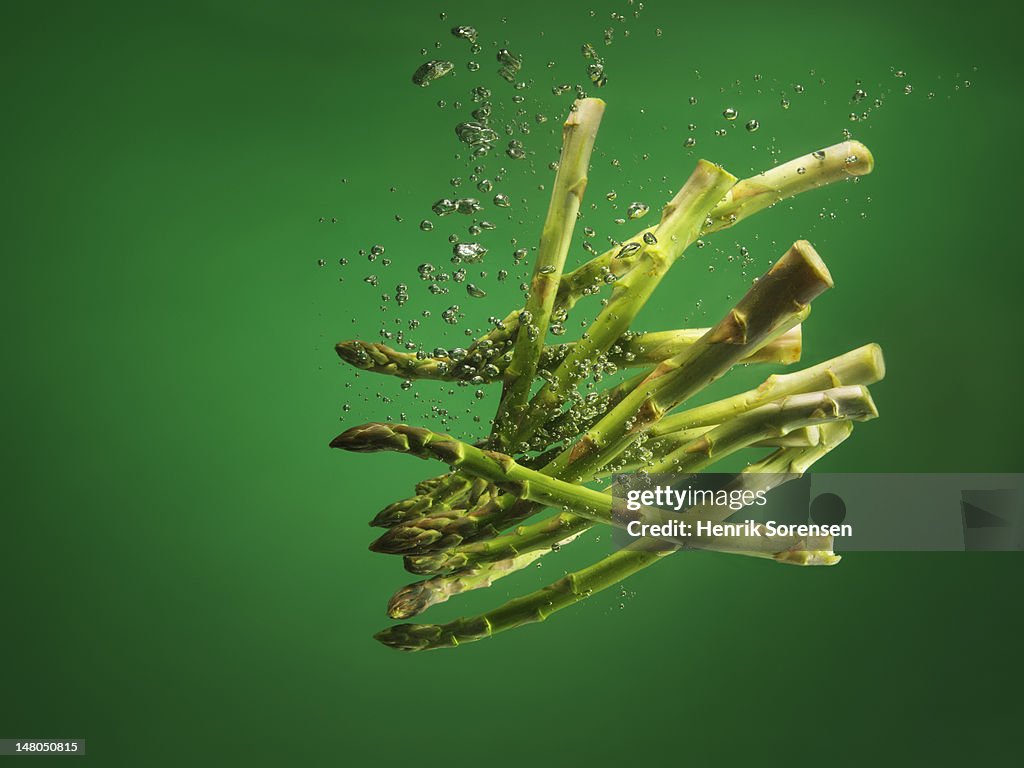 Asparagus splashed into water