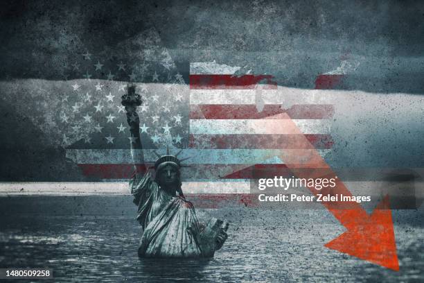 recession in the usa with the saubmerging statue of liberty - american flag ocean 個照片及圖片檔