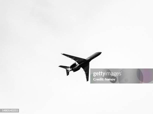 passenger plane high in the sky - airplane clear sky stock pictures, royalty-free photos & images